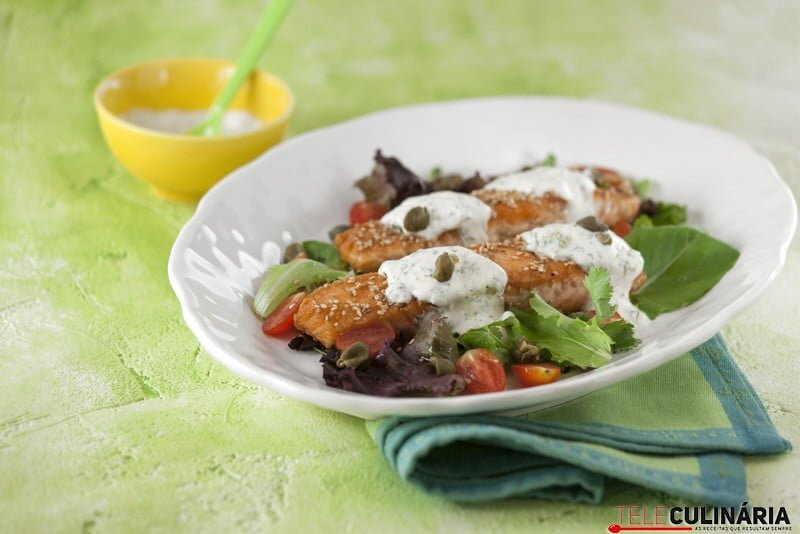 Salmão corado com sésamo e creme de ervas