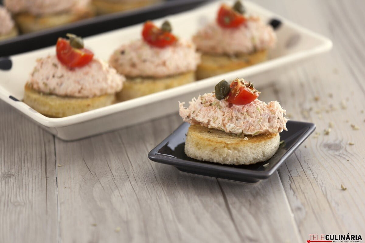 Tostas de queijo e salmão