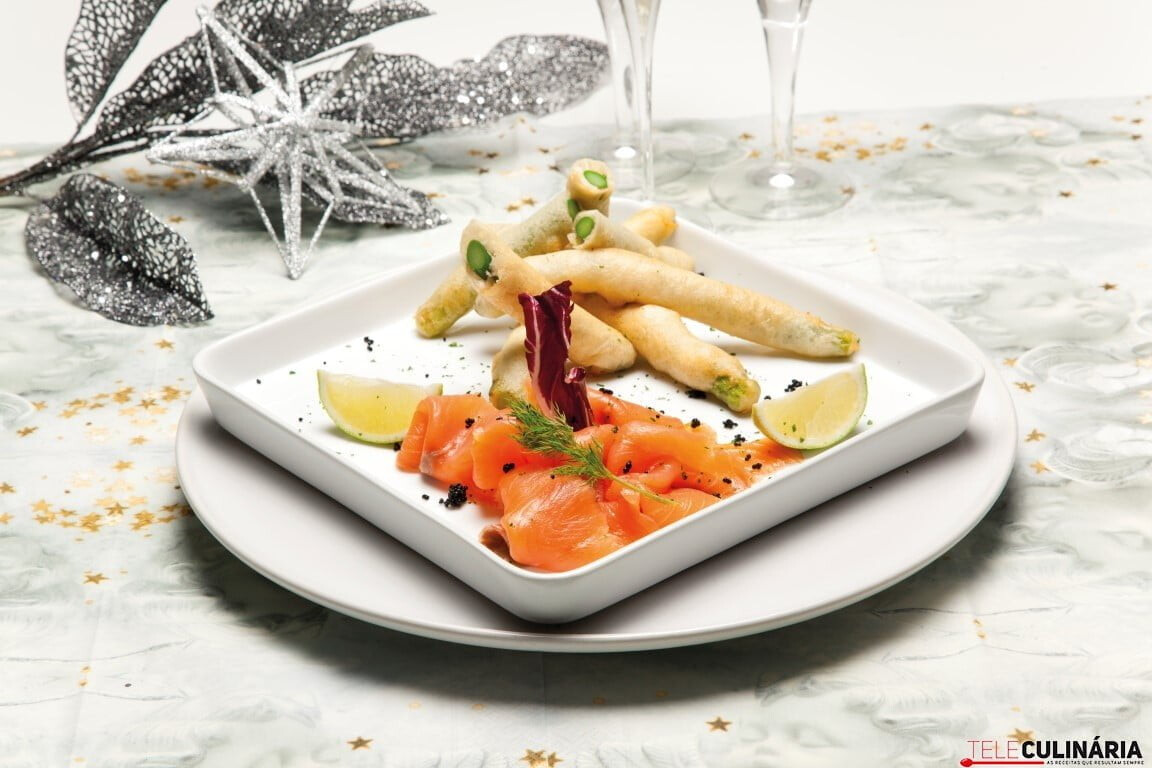 Tempura de espargos verdes com salmão fumado