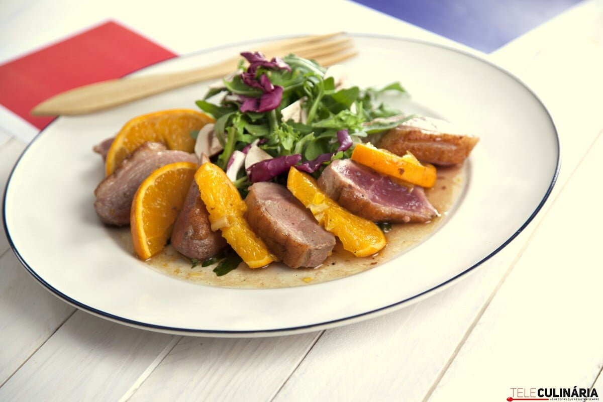 Magret de pato com molho de laranja