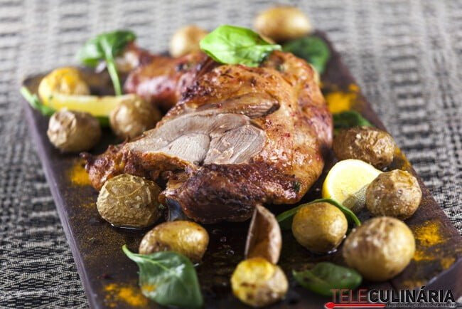 Perna de peru assado no forno a portuguesa
