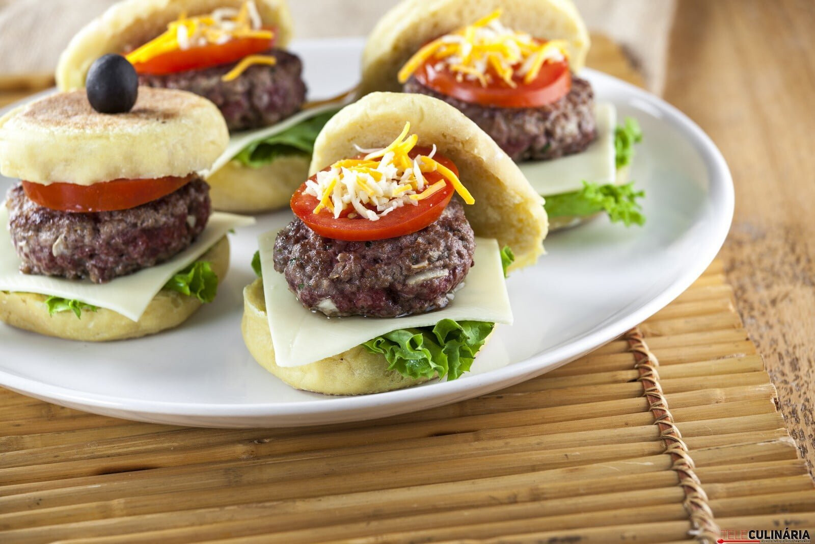 Hambúrguer de queijo em bolo do caco