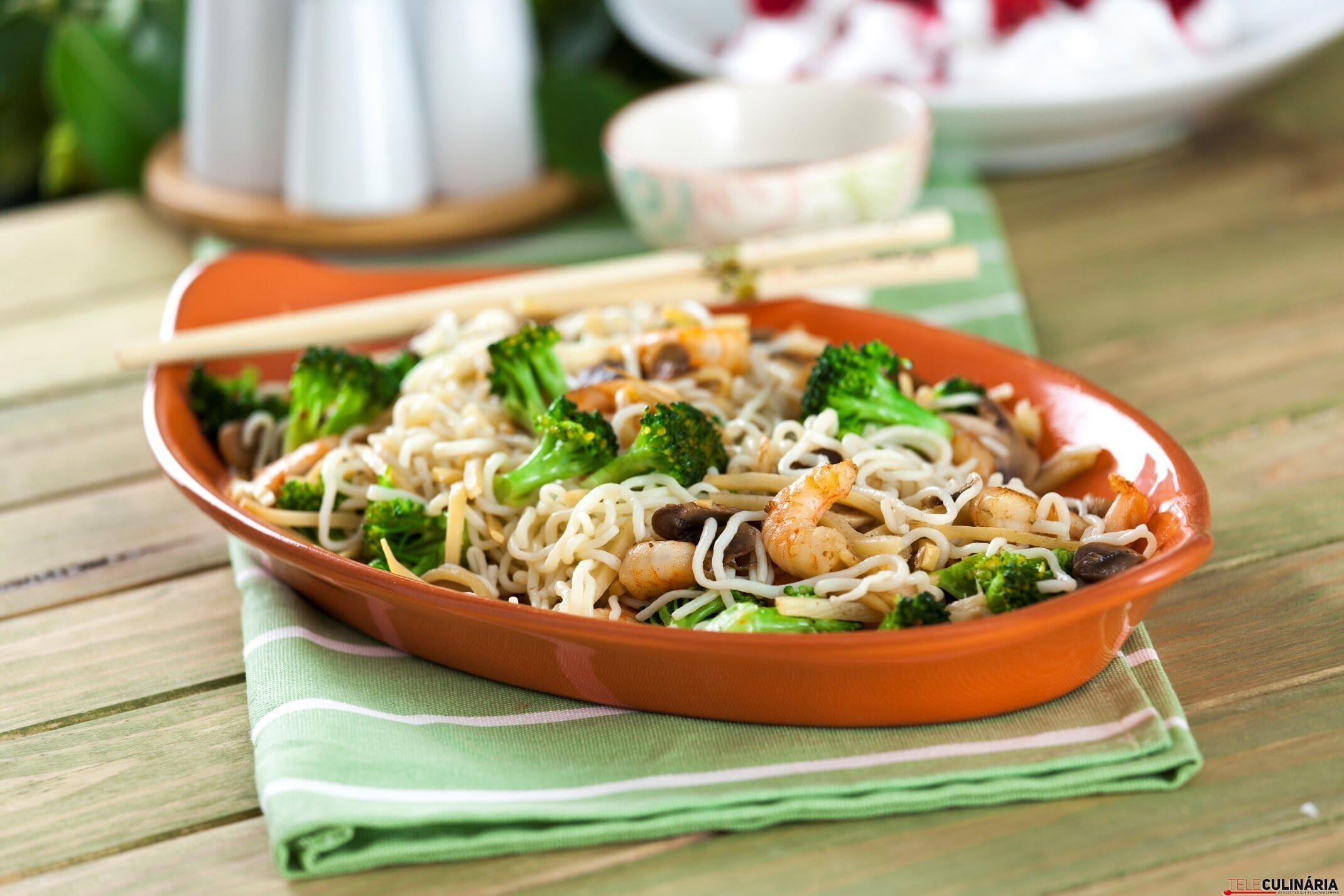 Yakisoba de massa konjac com camarão