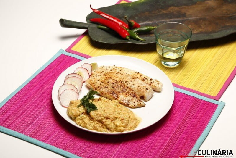 Filetes de pescada picantes com guacamole