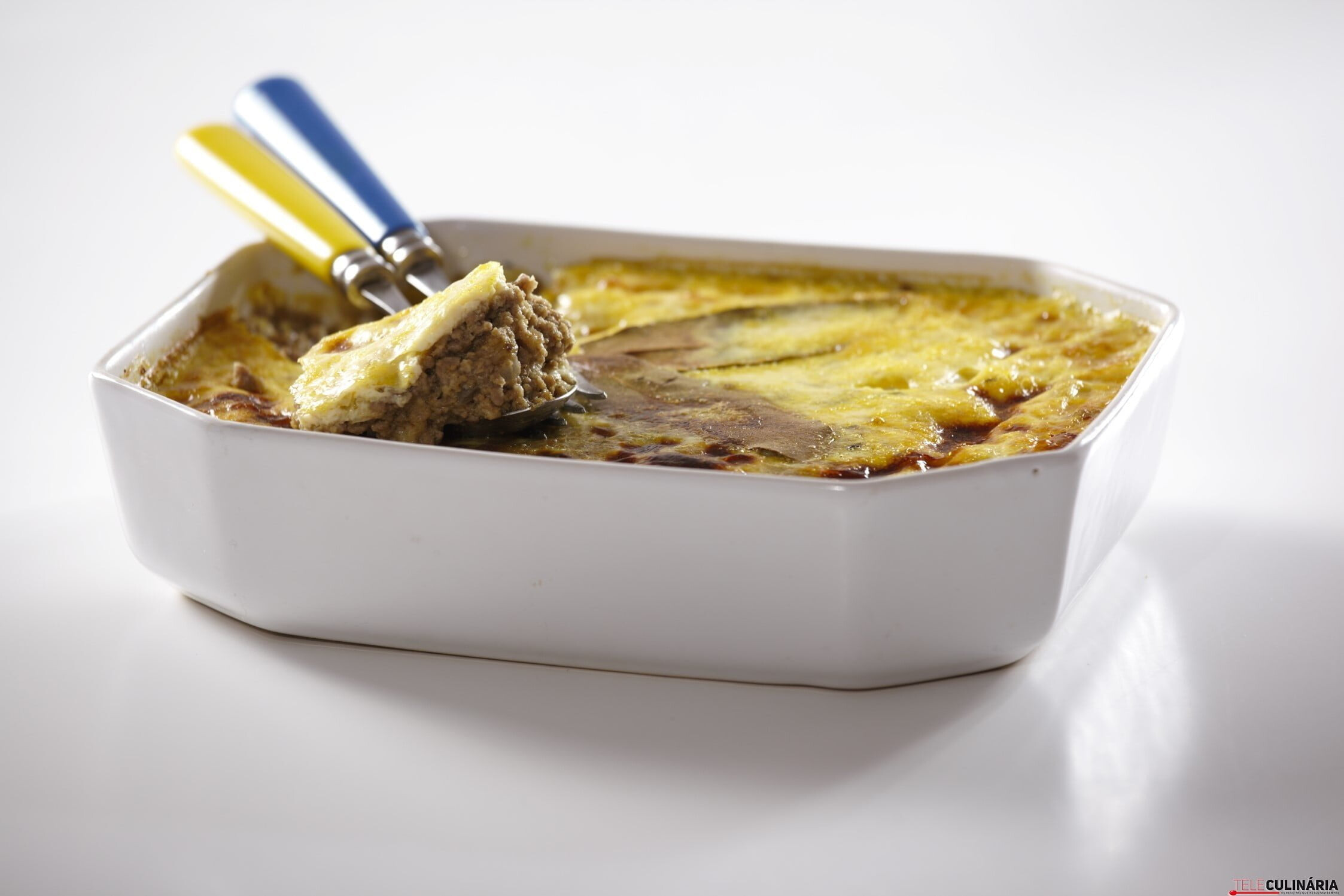 Bobotie (rolo enformado de carne coberto com ovo)