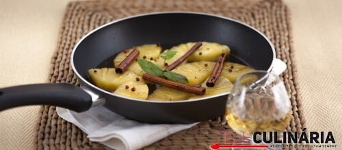 Ananás flamejado com moscatel e canela