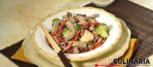 Salteado rápido de vaca e legumes