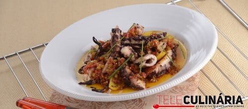 Polvo na grelha com picadinho de pimentos