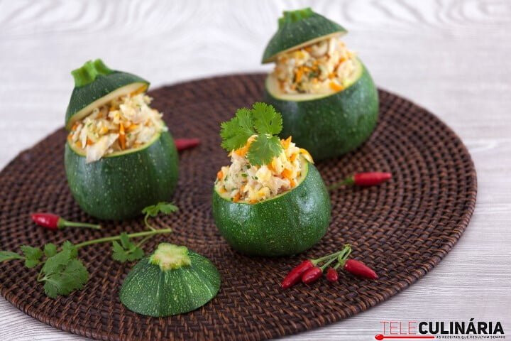 Abobrinhas recheadas com peixe