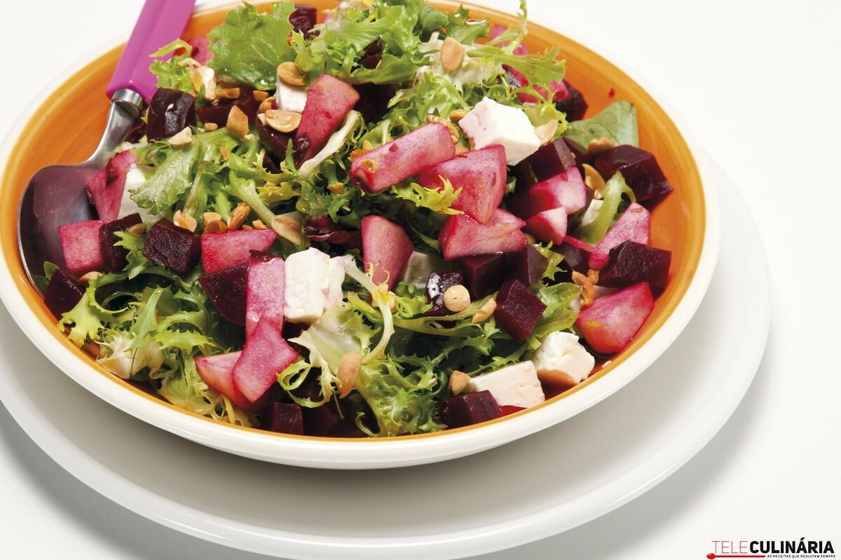 Salada de beterraba, maçã e queijo feta