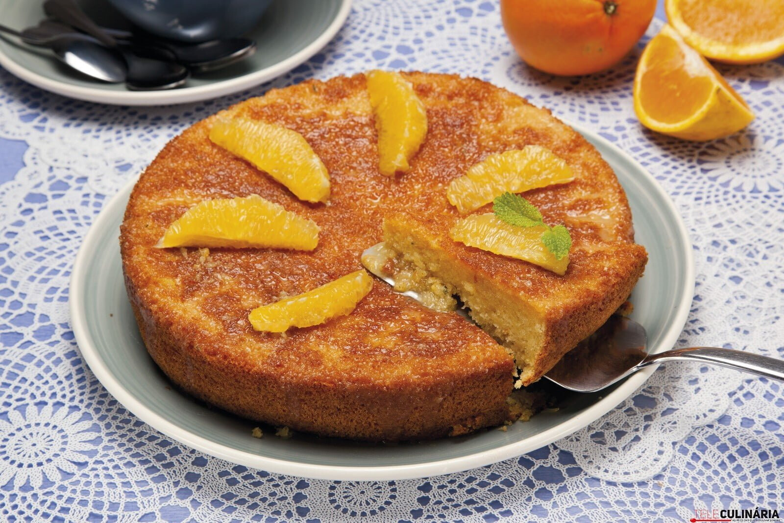 Bolo fofo de laranja e erva-cidreira