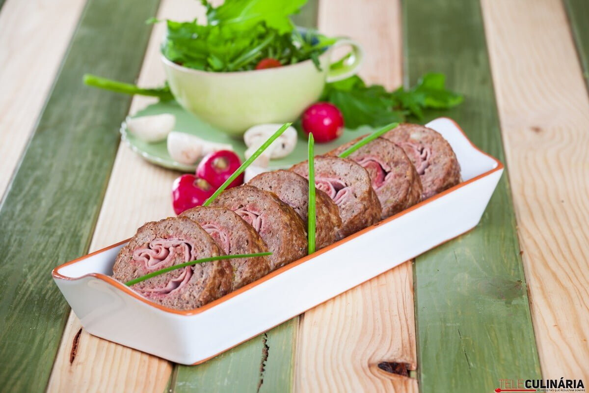 Rolo de carne com queijo e fiambre - receita fácil