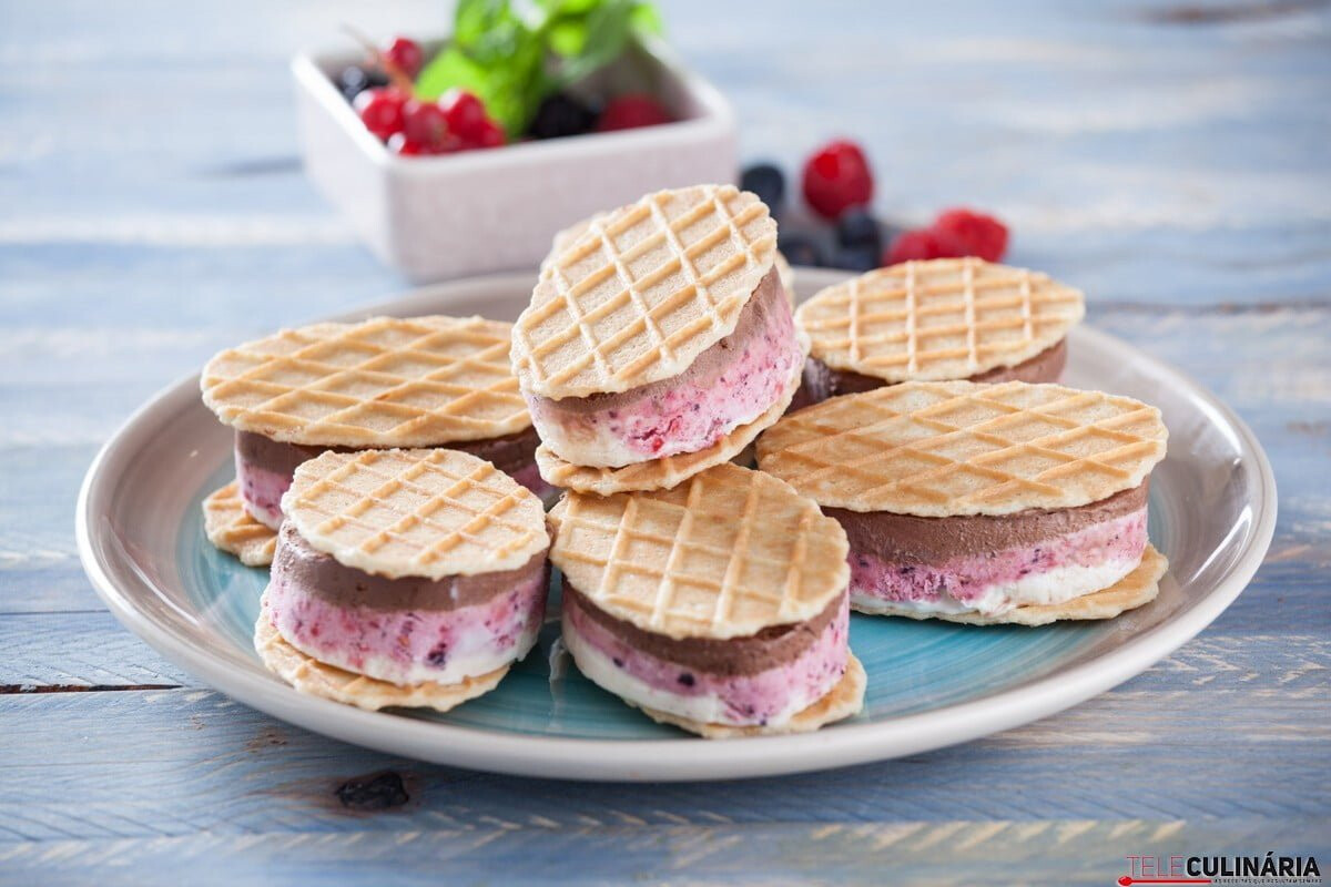 Sanduíches de gelado arco-íris