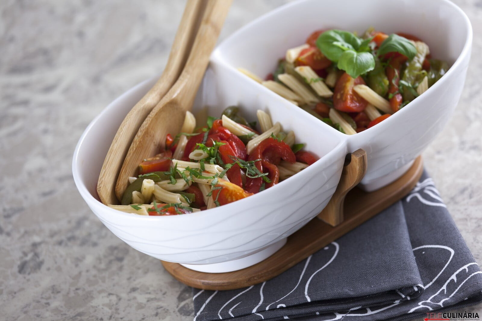 Salada de penne com pimentos