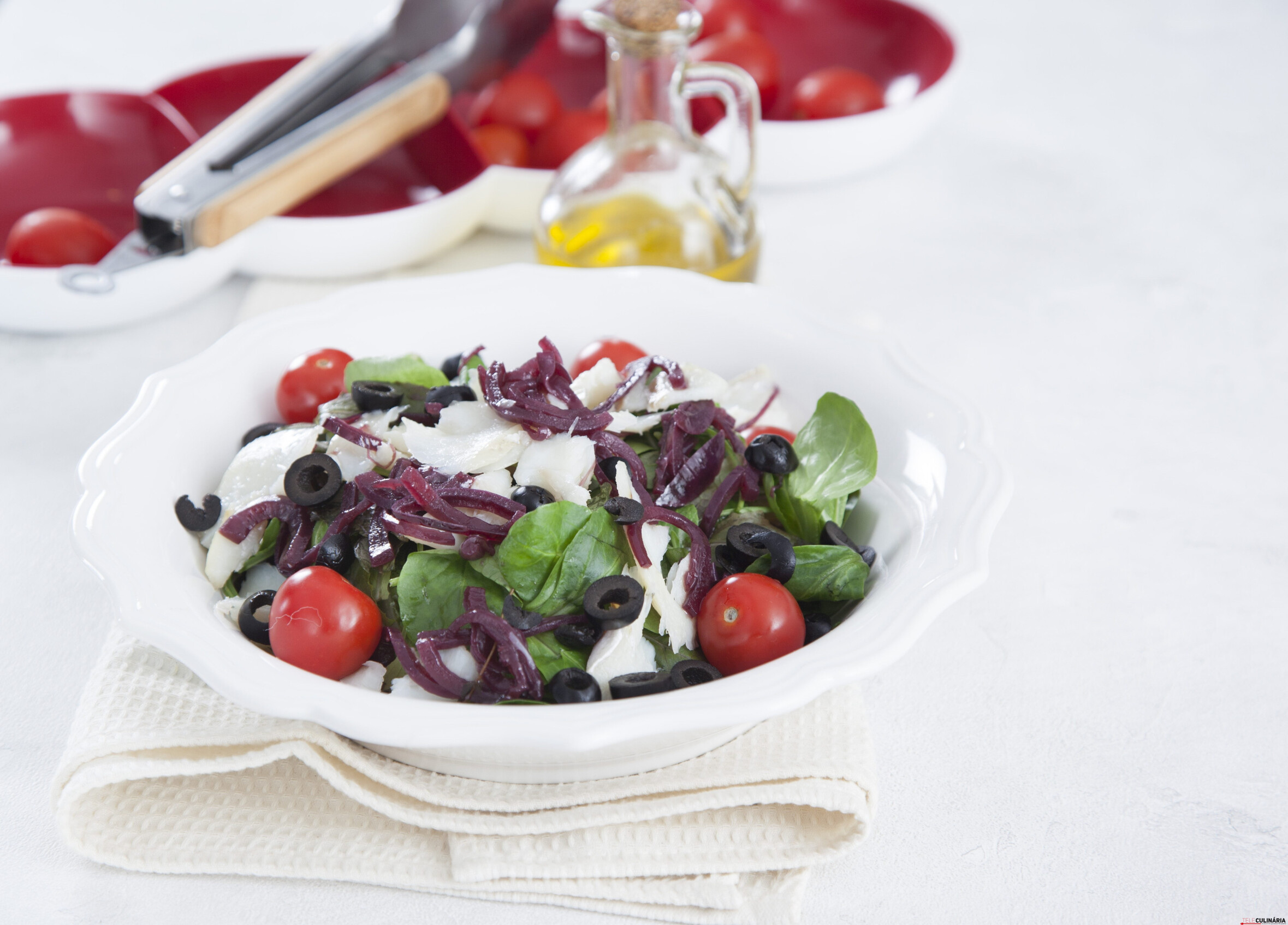 Salada de bacalhau com compota de cebola roxa