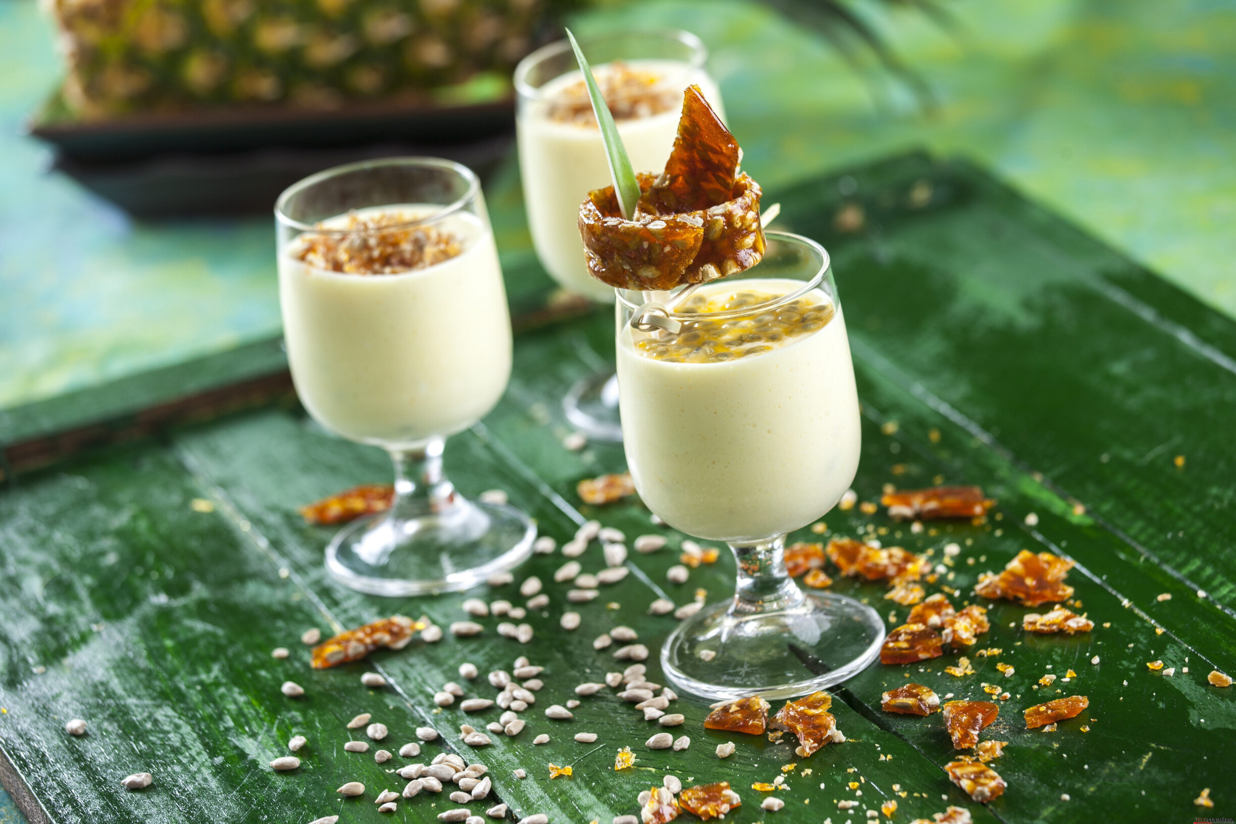 Nougatine de sementes de girassol com mousse de abacaxi