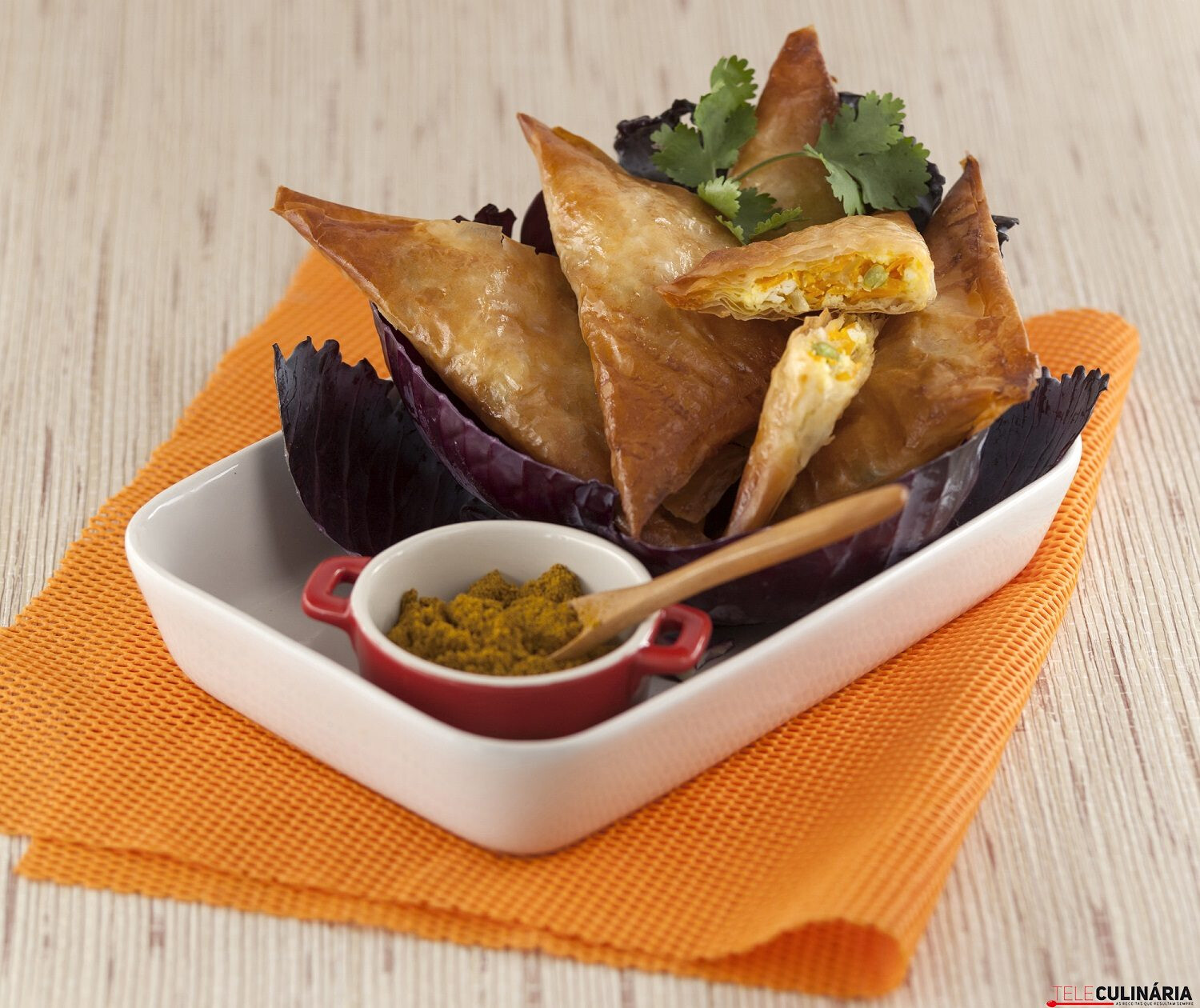 Chamuças de vegetais com queijo feta