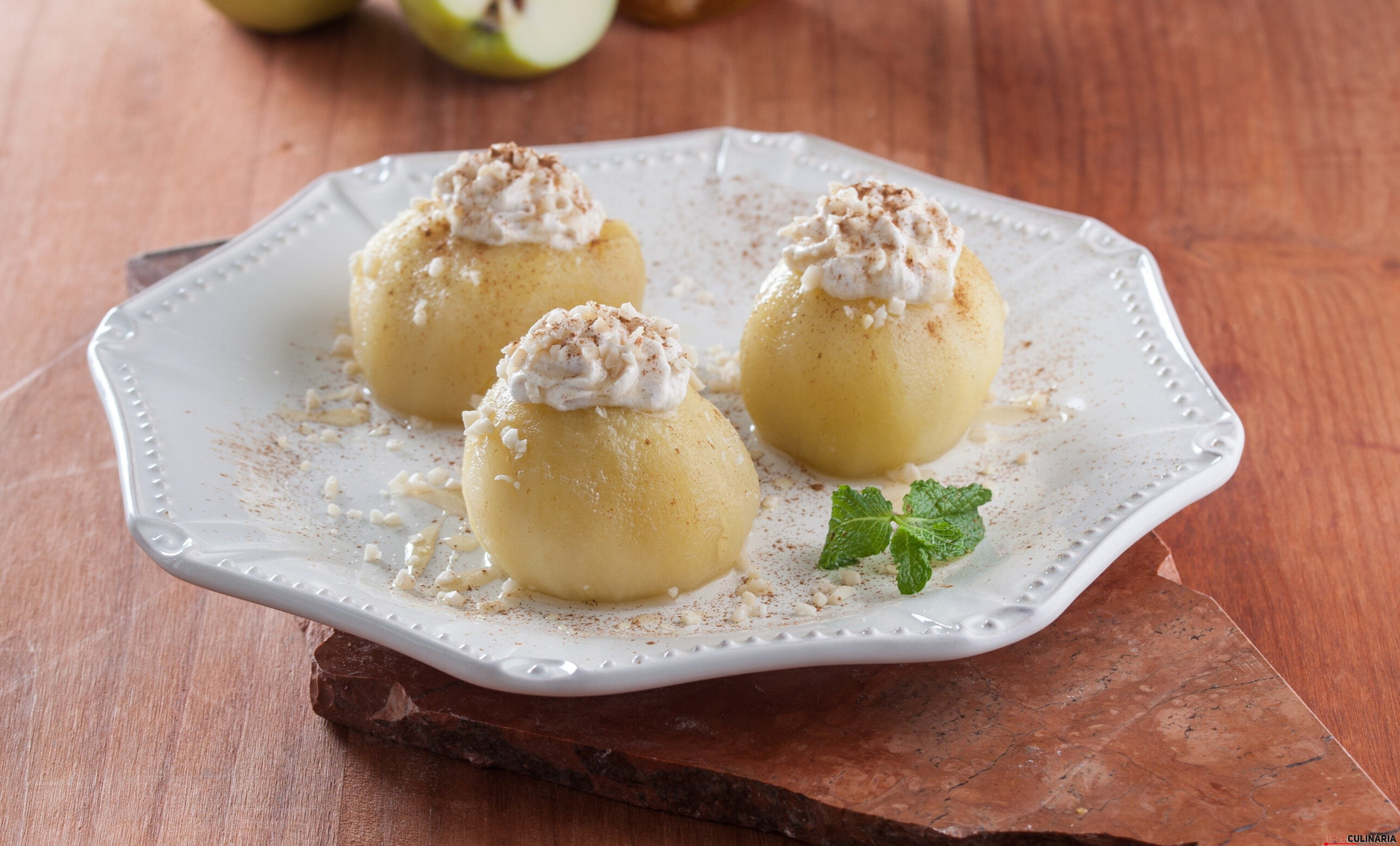Maçãs recheadas com chantilly de canela e mel