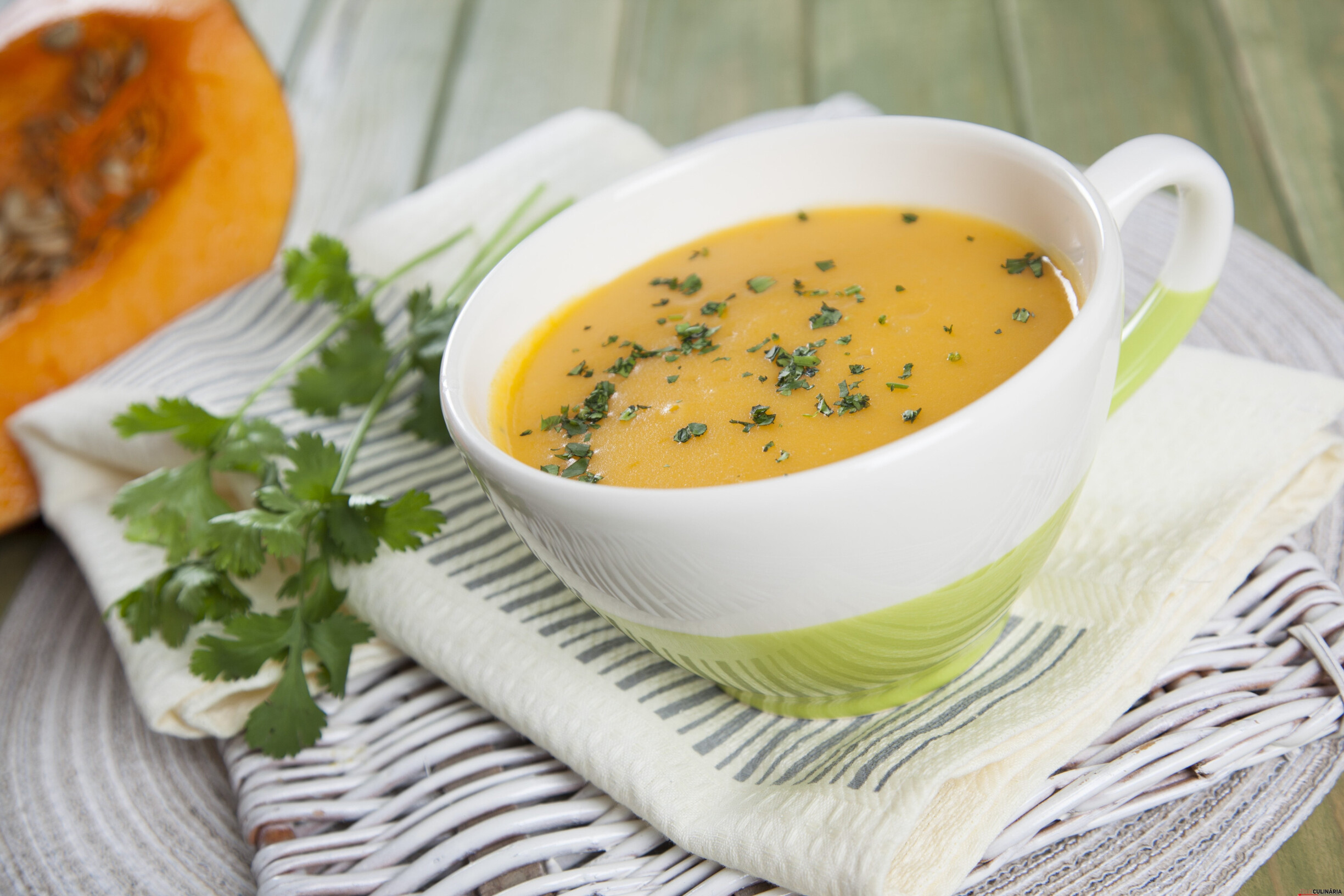 Creme de abóbora com coentros
