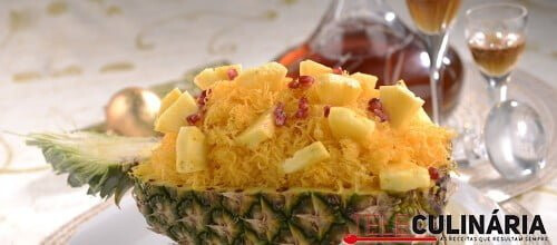 Ananás com fios de ovos