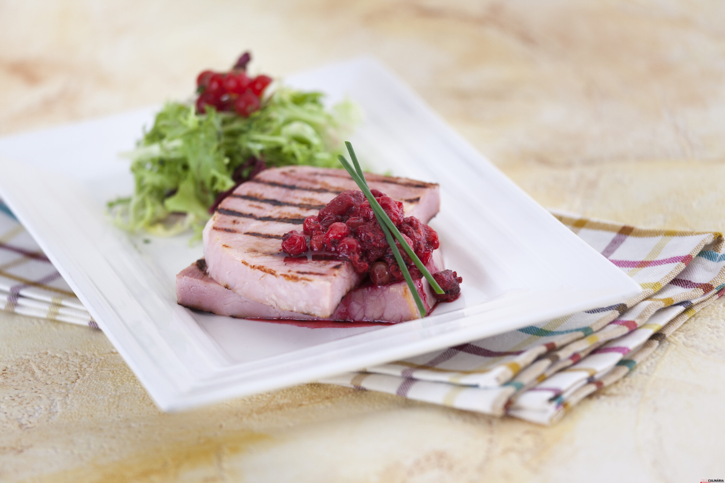 Bife de fiambre com redução de frutos