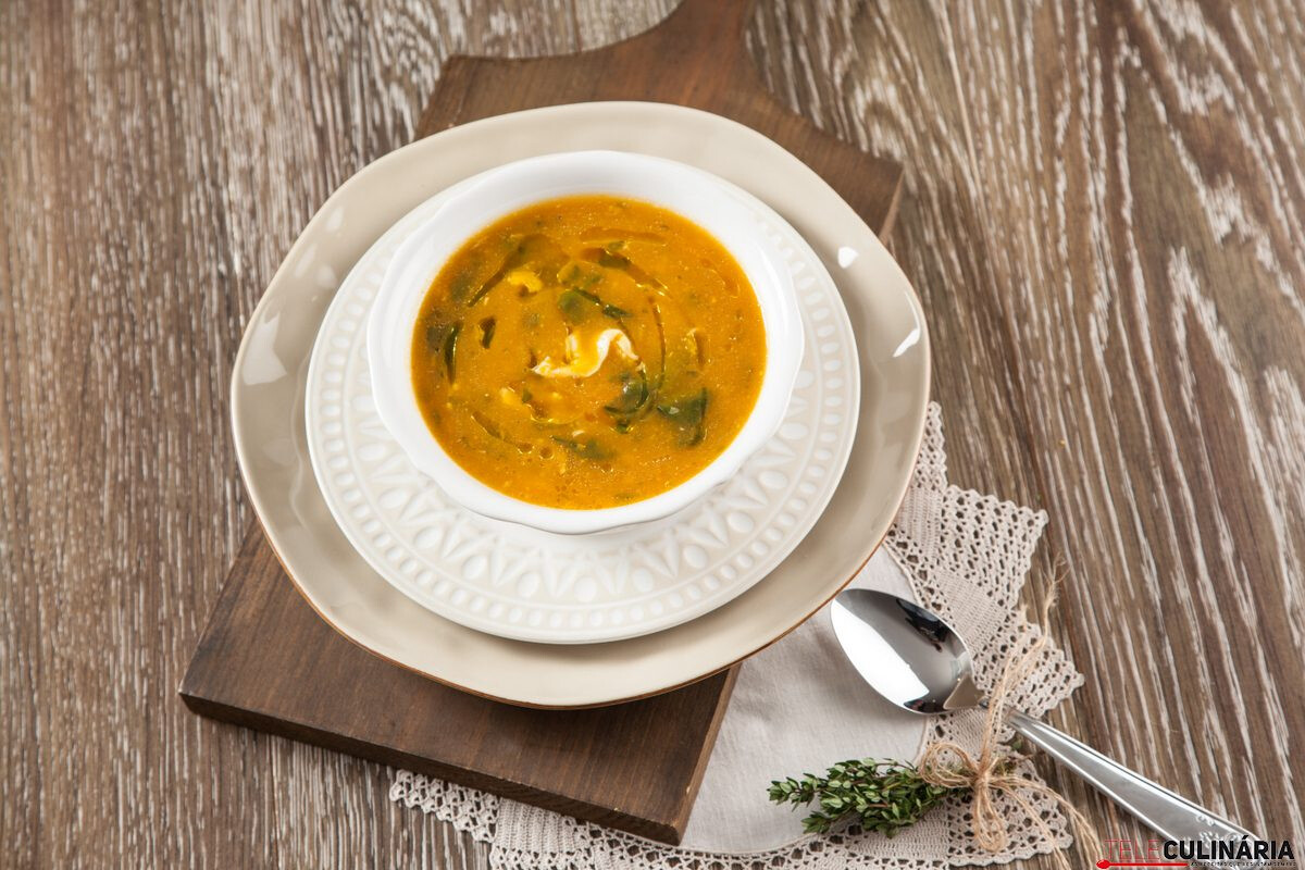 Sopa de espinafres com ovo esfarelado