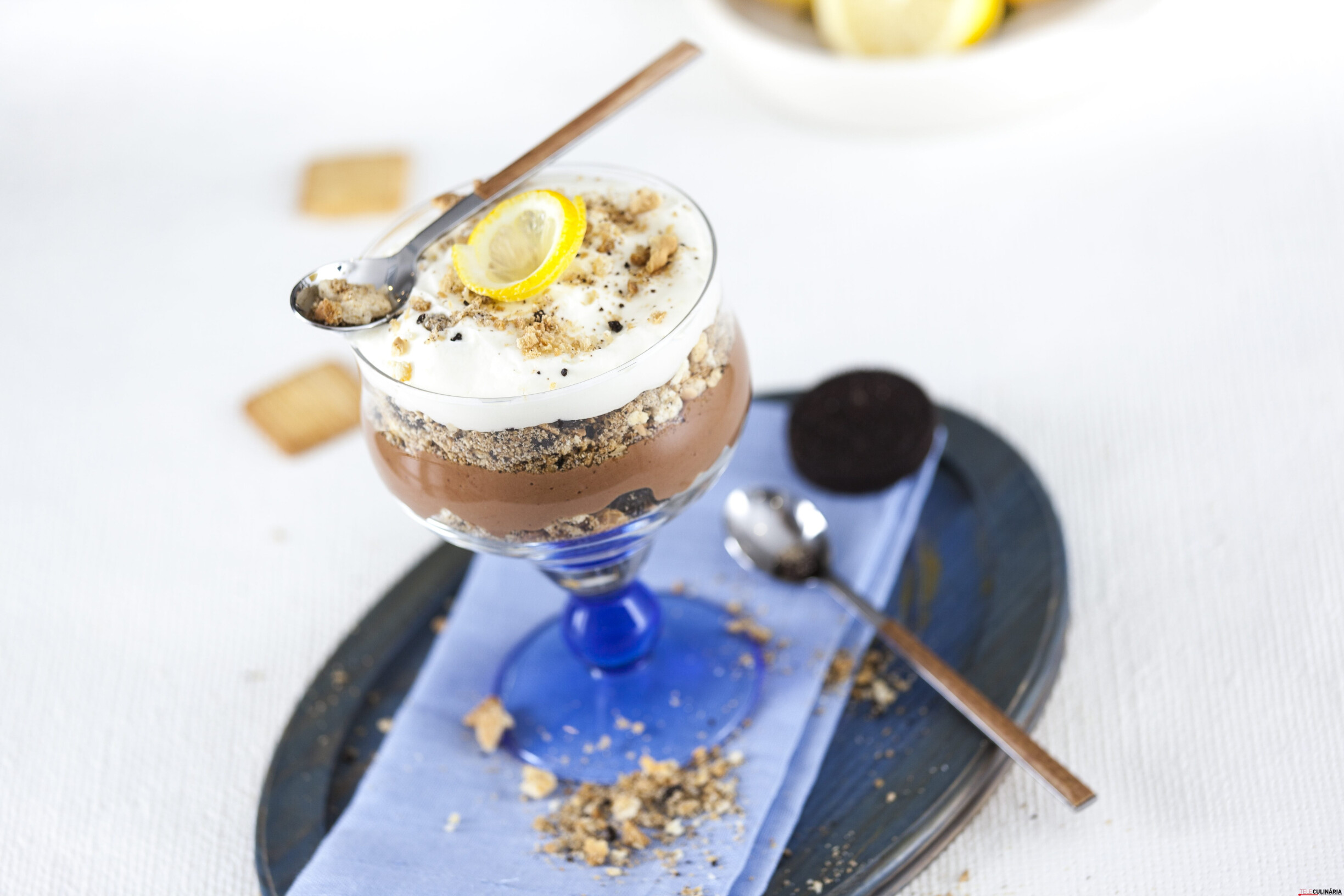 Mousse de chocolate e limão com bolachas