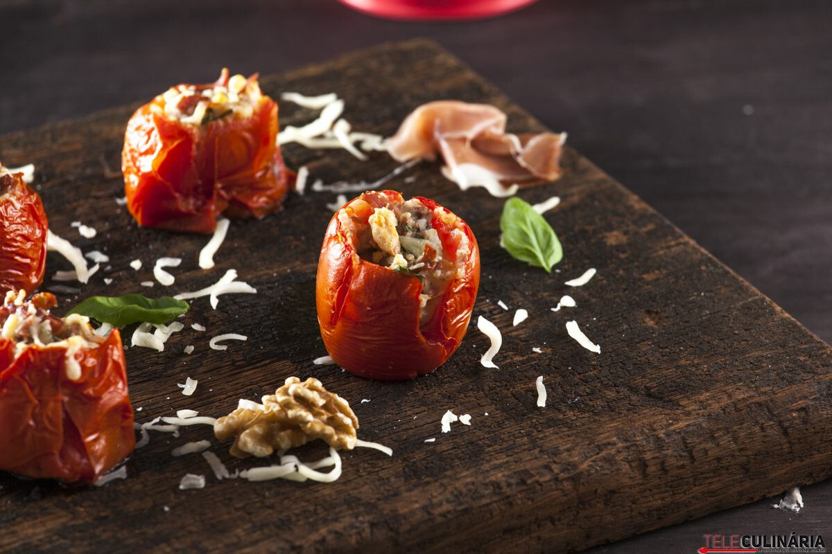 Tomate recheado com presunto e queijo