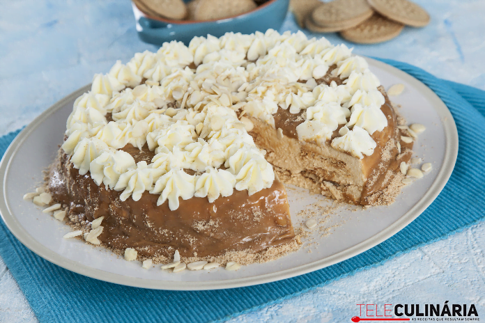 Bolo cremoso de bolacha e leite condensado cozido