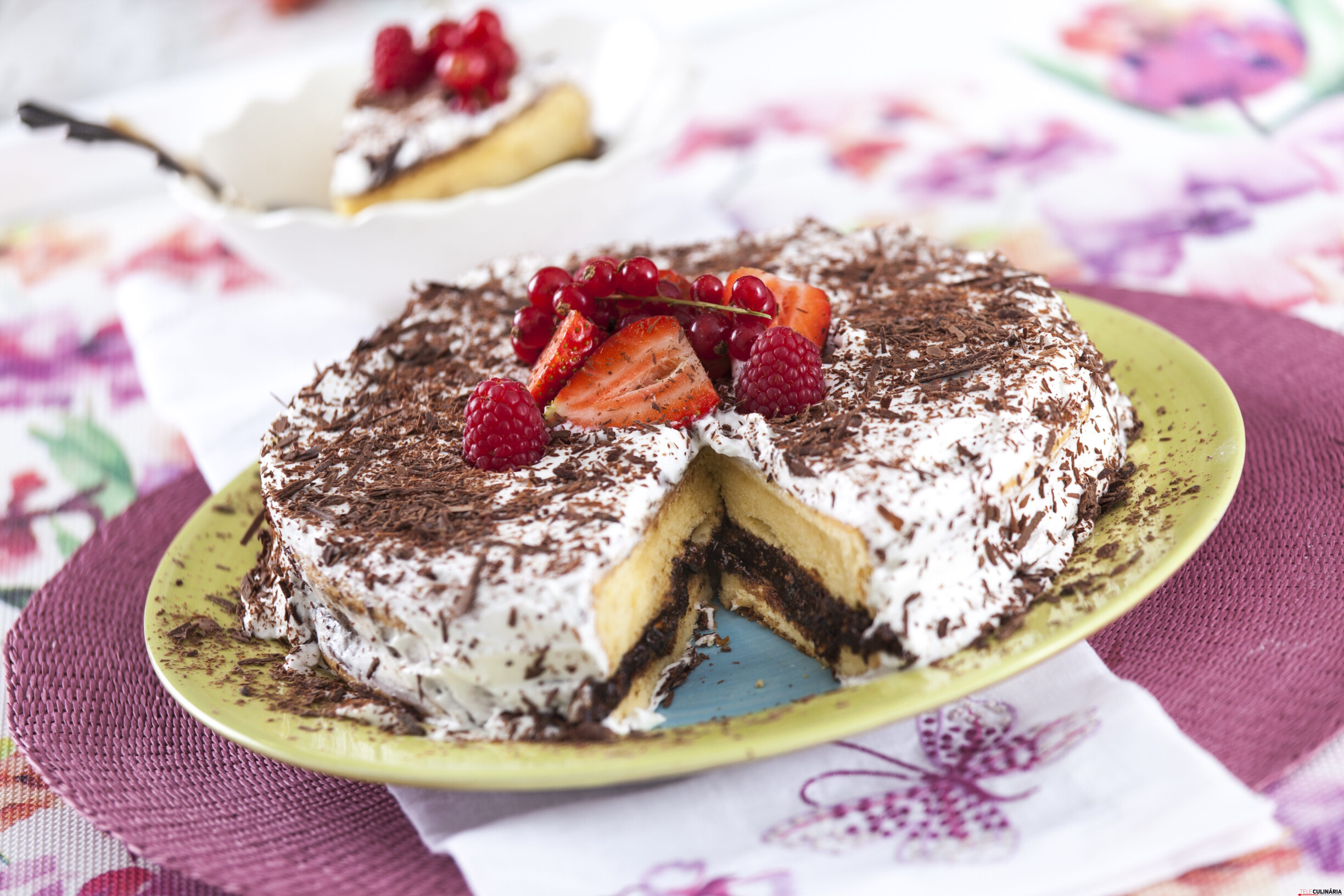 Bolo Recheado com Creme de Chocolate