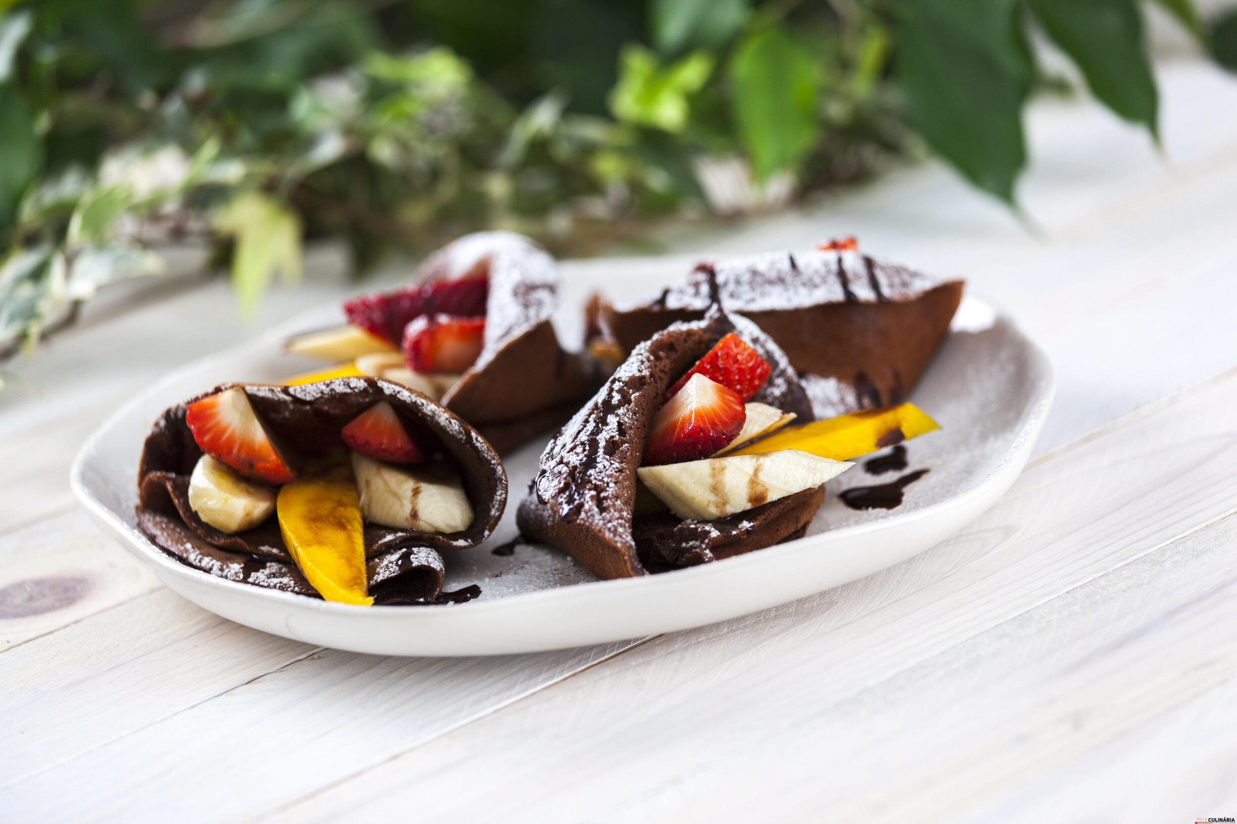 Crepes de chocolate com fruta