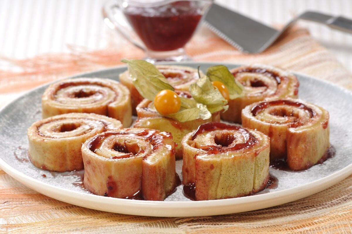 Torta recheada com doce de framboesa
