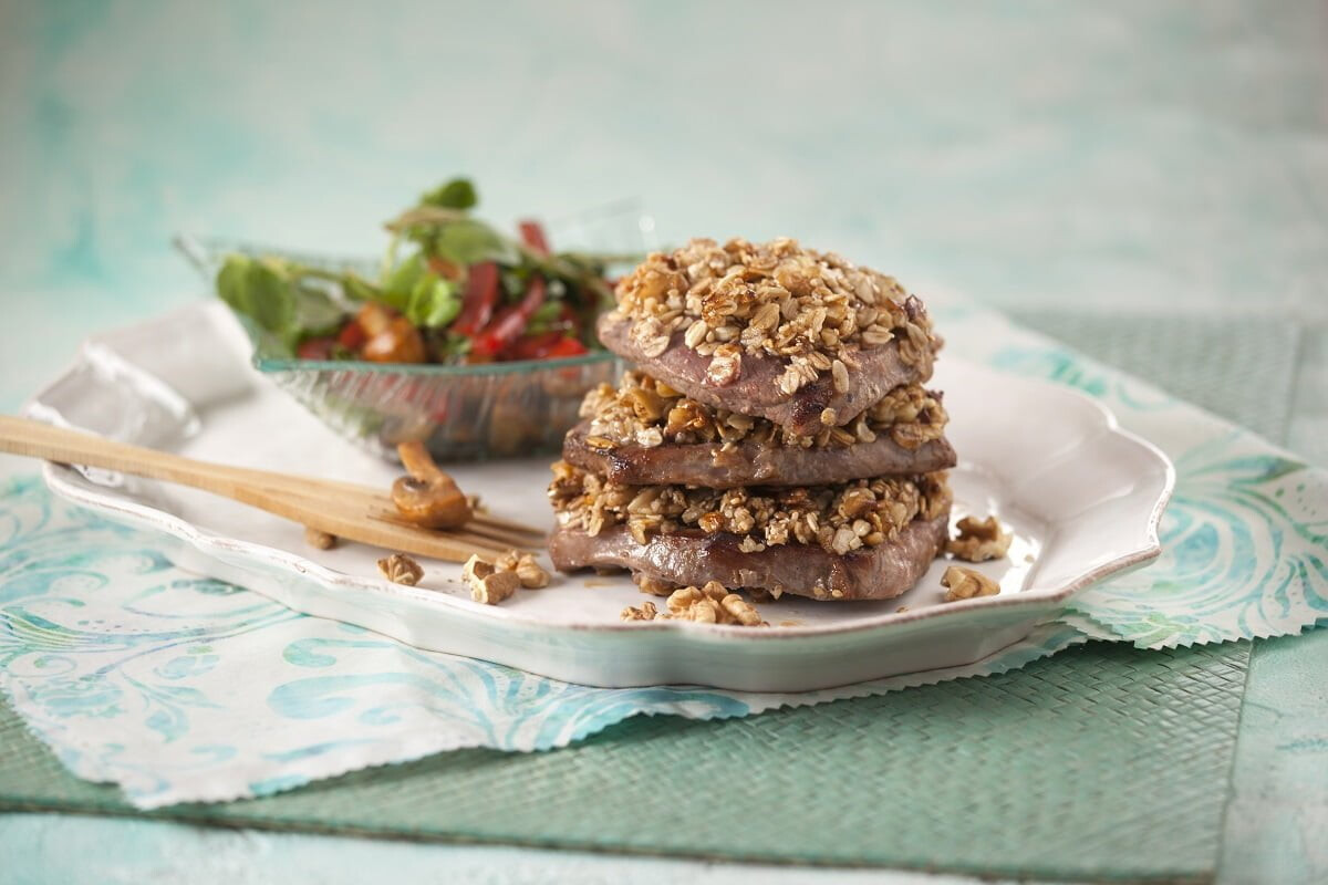 Medalhões de novilho em crosta de aveia, mel e nozes