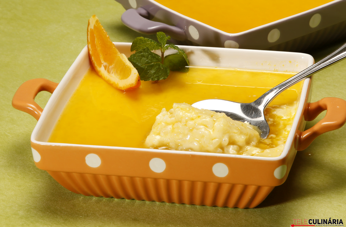 Arroz-doce com calda de laranja