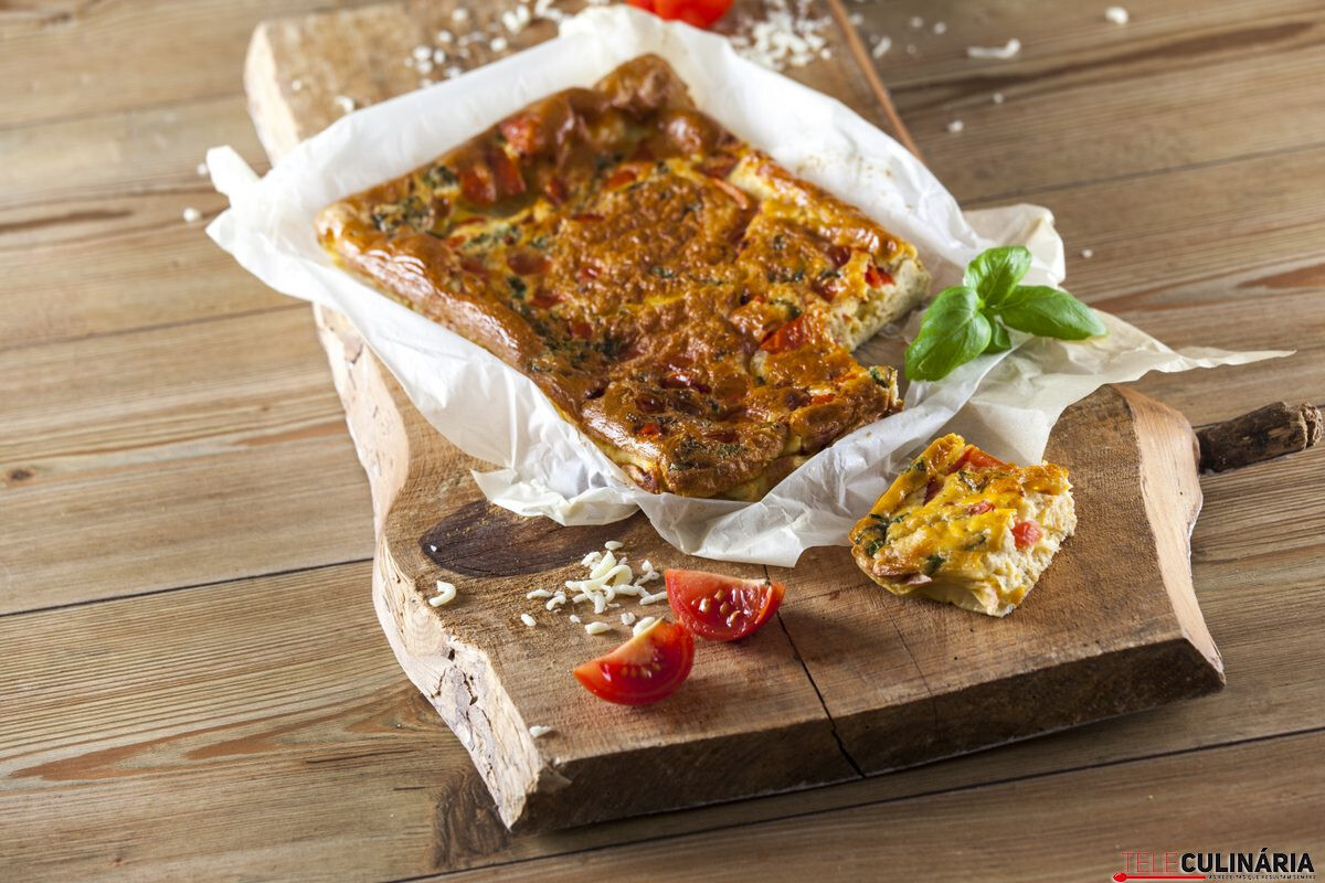 Tortilha de tomate, mozzarella e manjericão