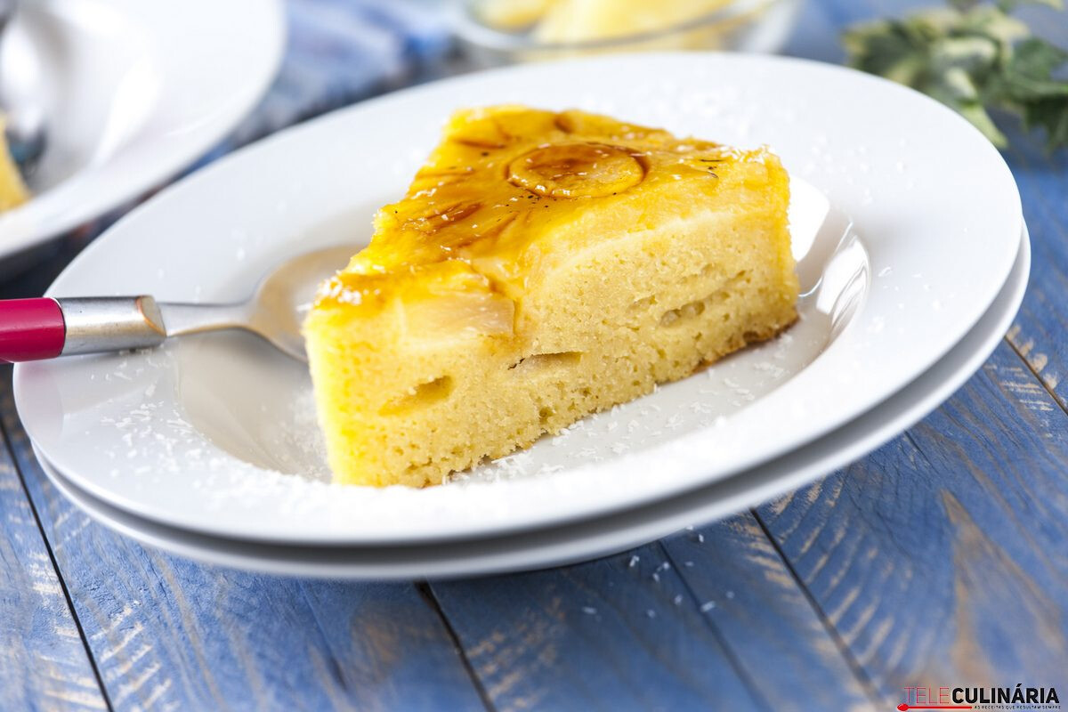 Bolo de coco e ananás caramelizado
