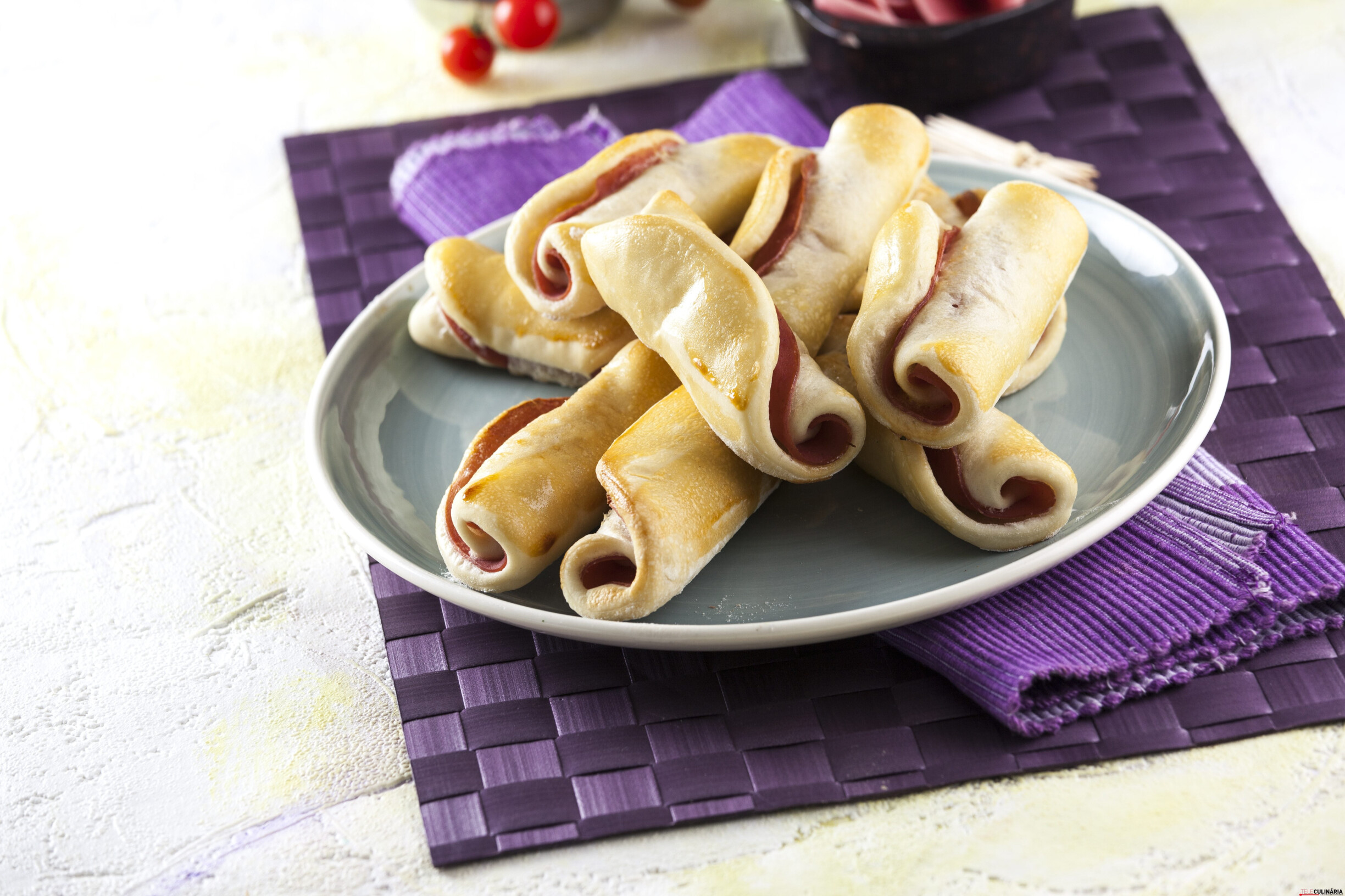 Pãezinhos com mortadela