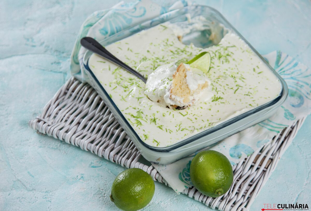 Sobremesa de lima com bolo