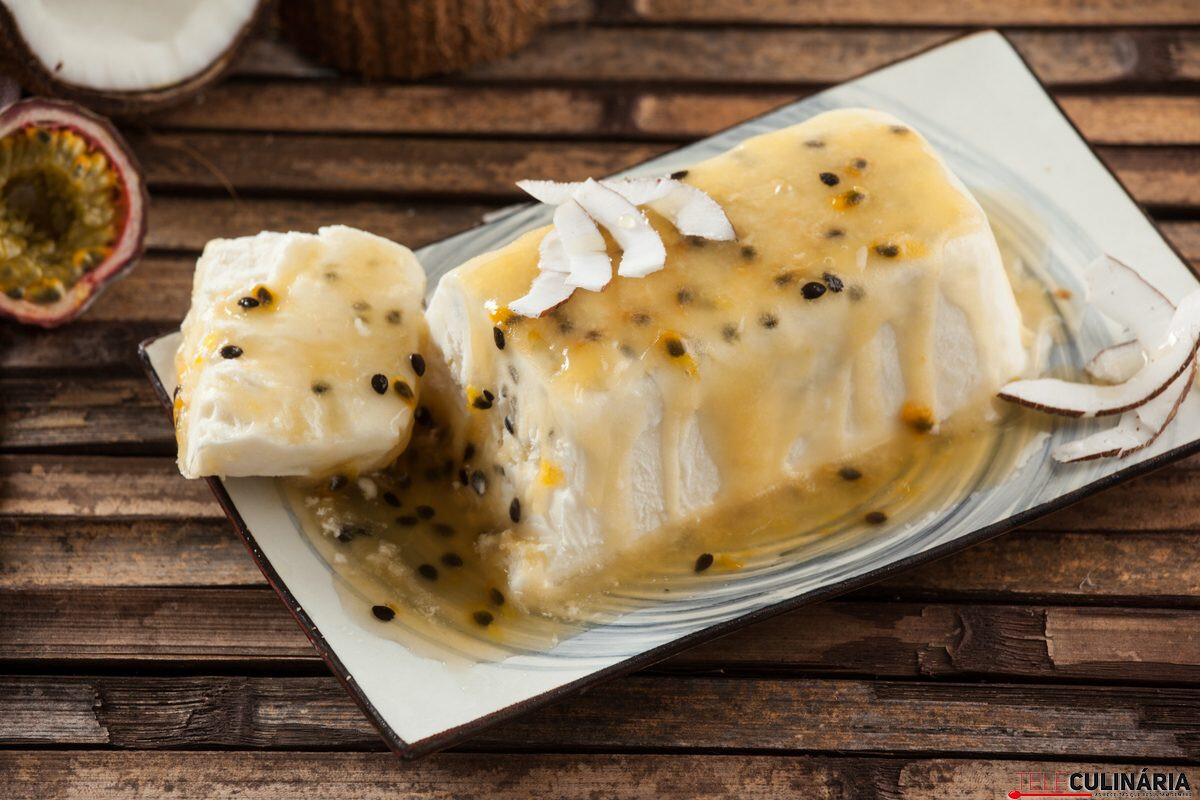 Semifrio de coco e maracujá