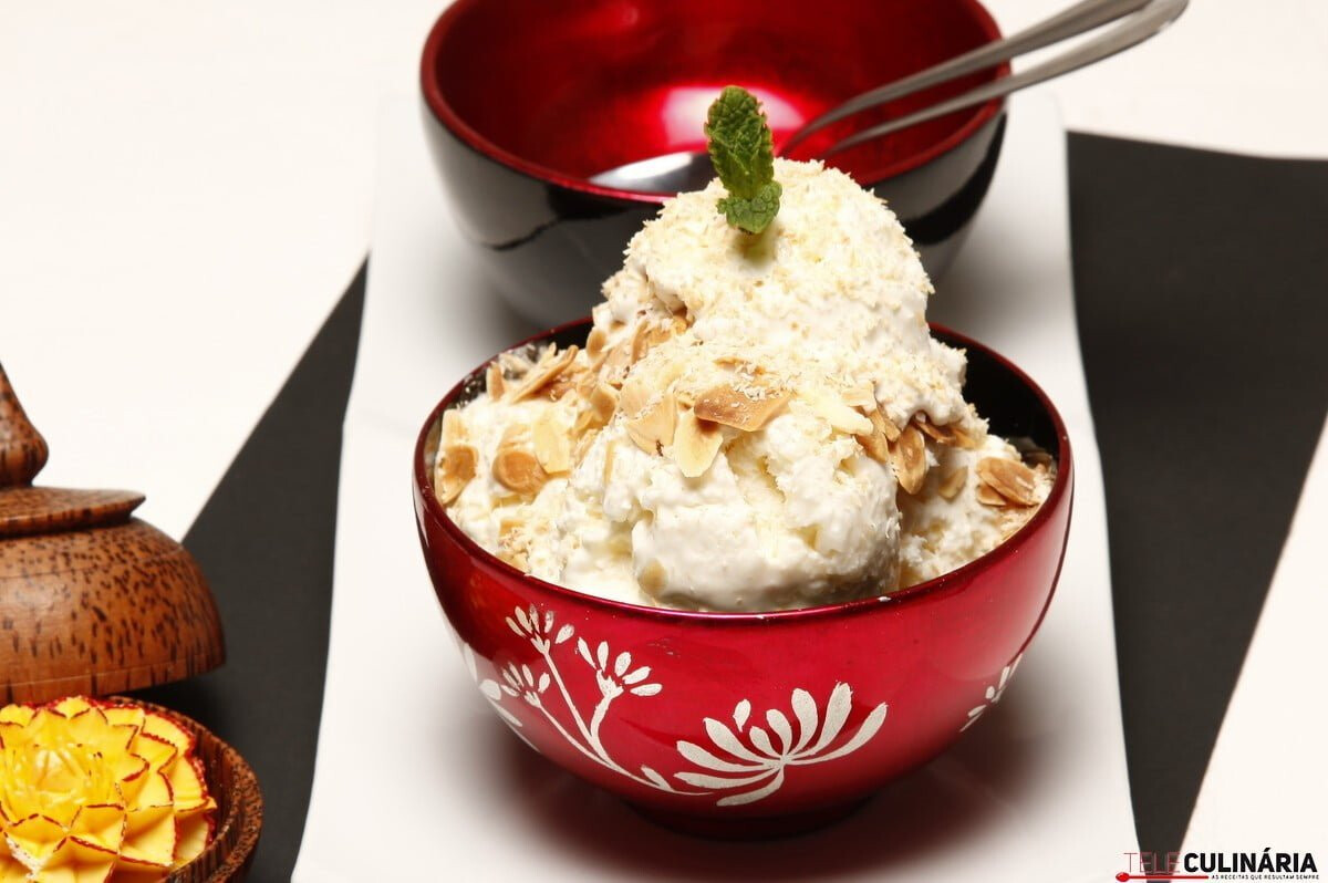 Gelado de coco e ananás