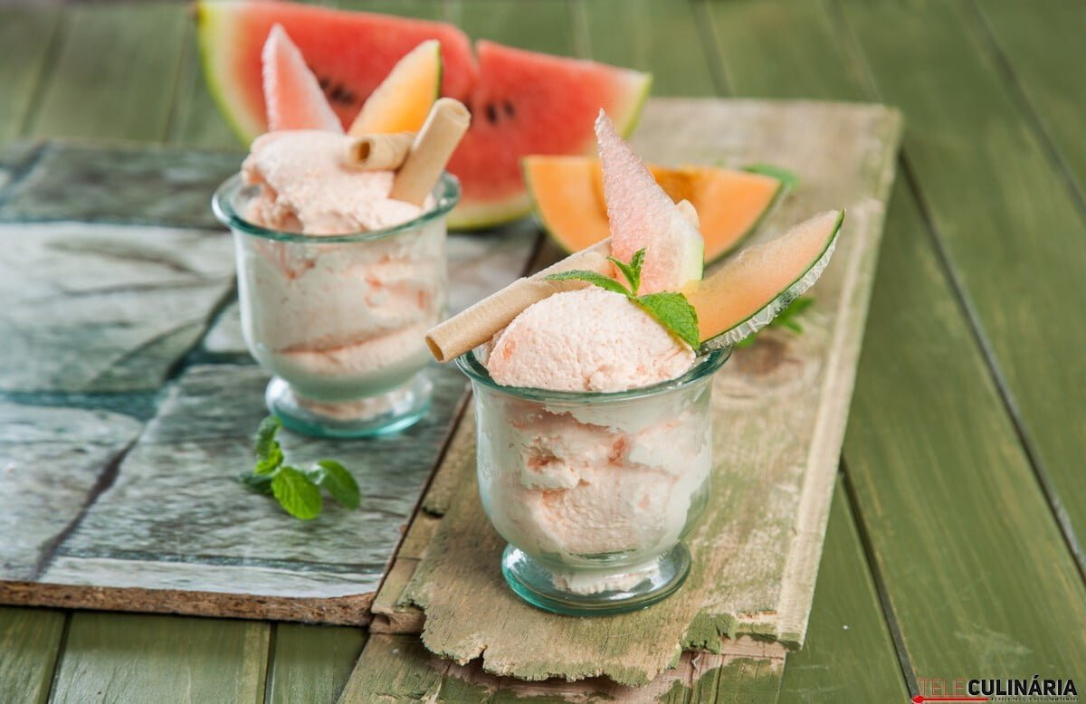 Semifrio de iogurte com melancia e meloa