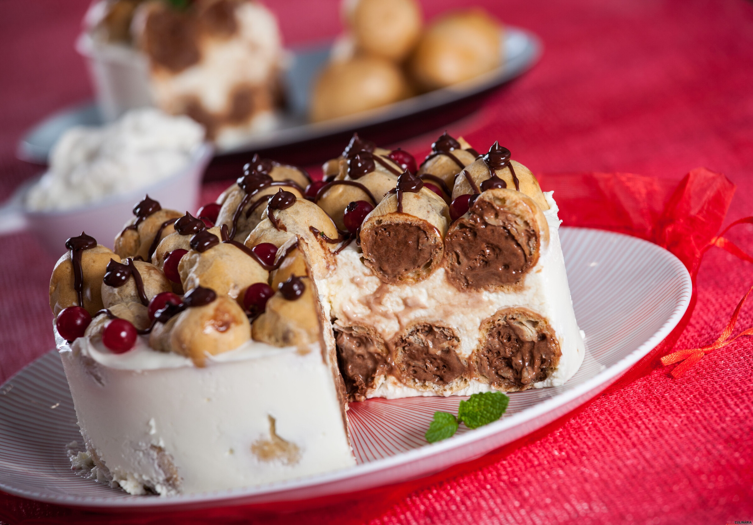 Semifrio de profiteroles com mousse de chocolate