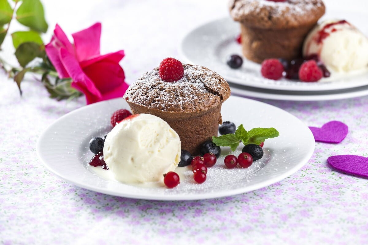Mousse de chocolate cozida com coulis de frutos e gelado (robot de cozinha)