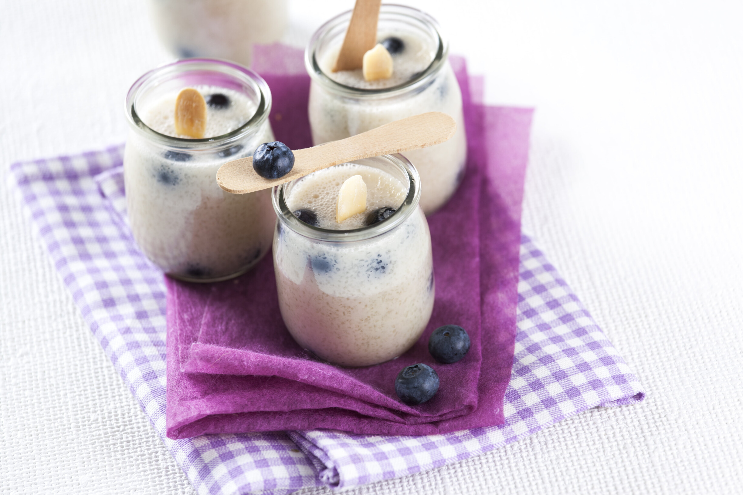 Iogurtes de amêndoa com mirtilos