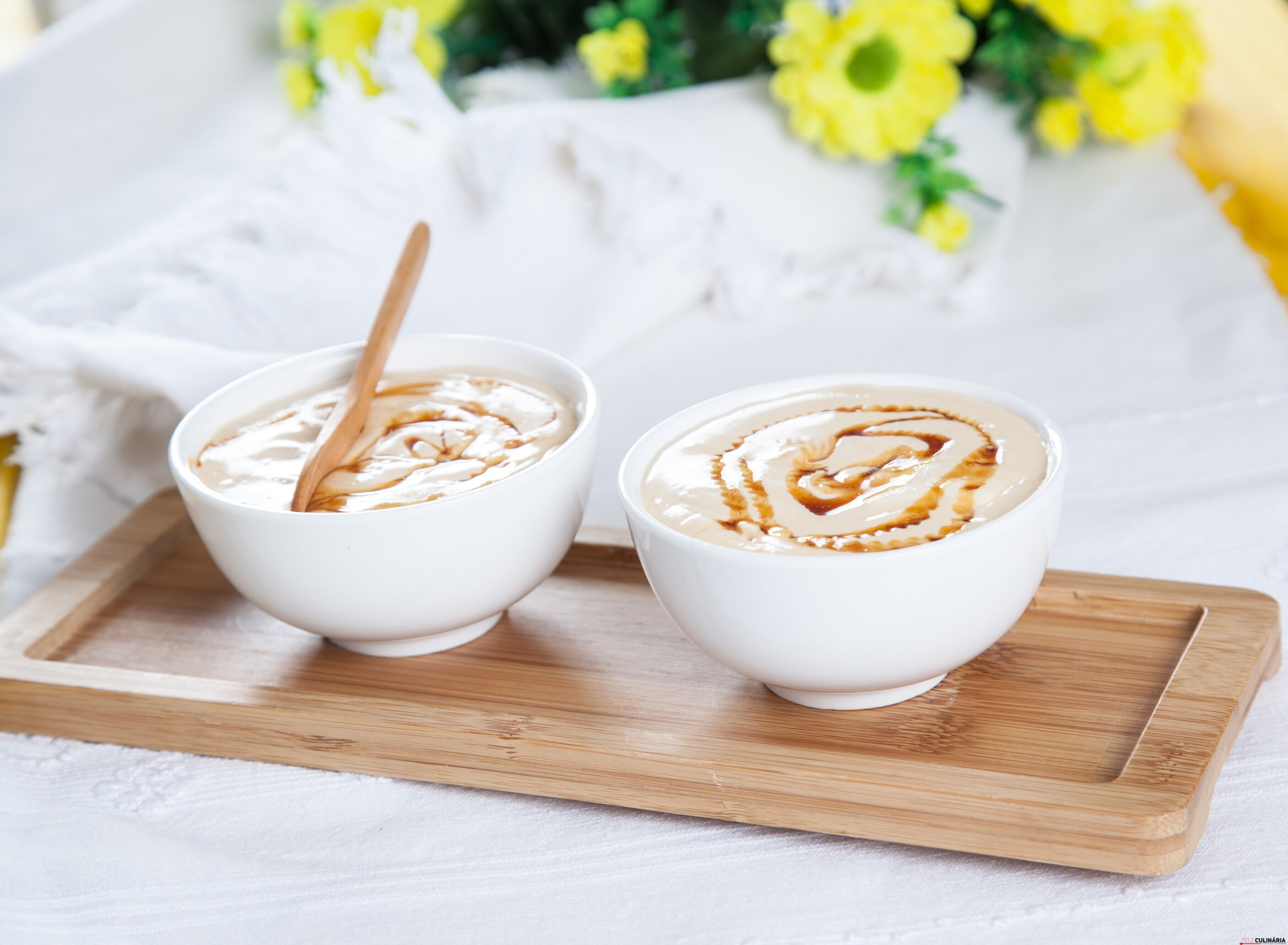 Taças de caramelo frescas