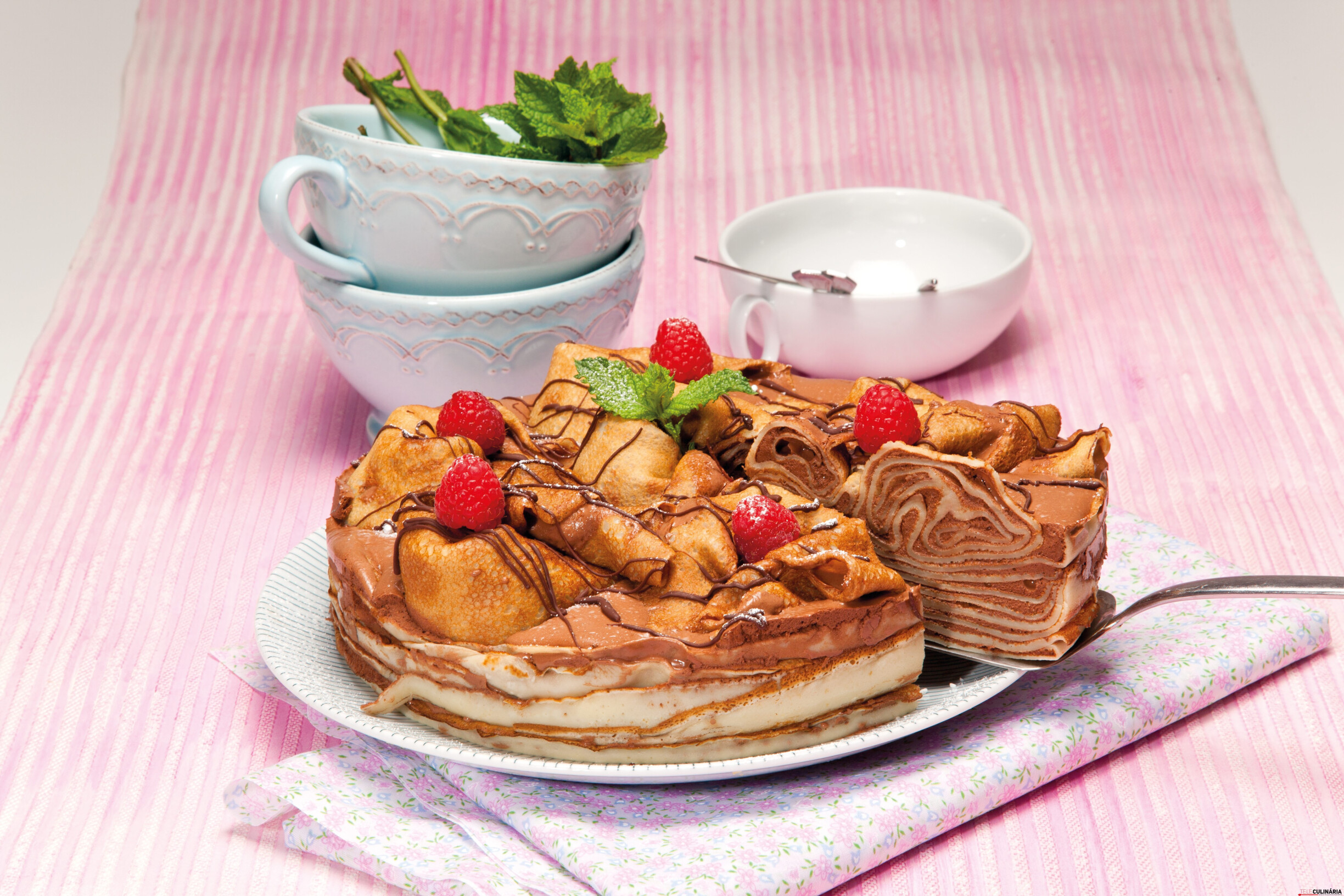 Bolo de panquecas com chocolate