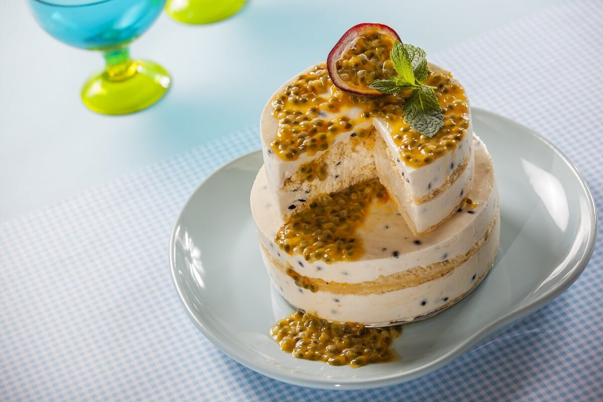 Bolo com creme de maracujá
