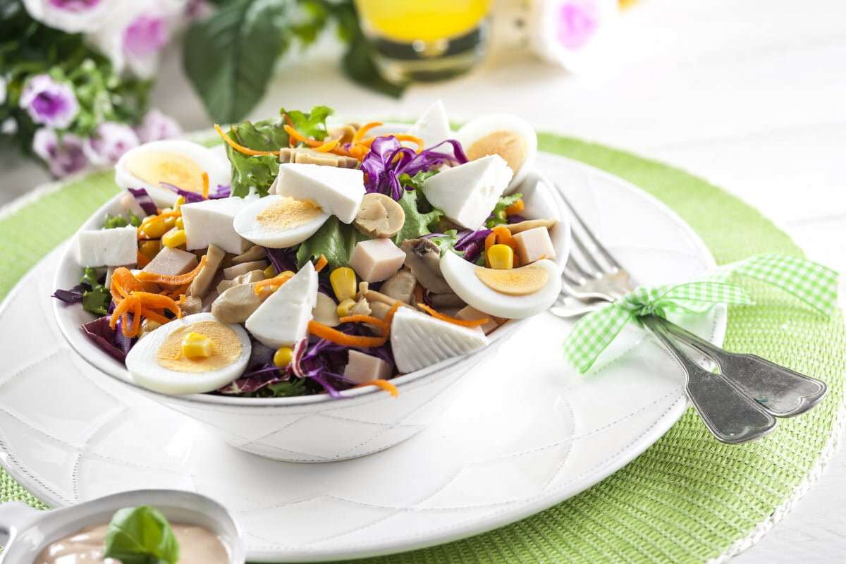 Salada com molho rosa