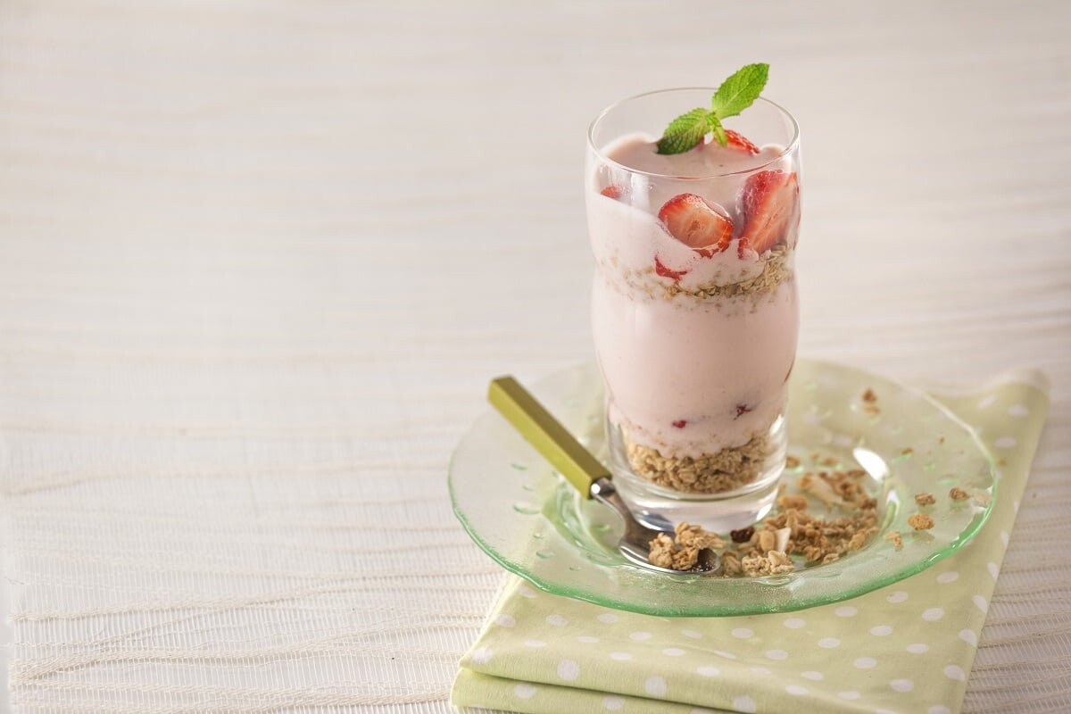 Cheesecake de cereais e morangos