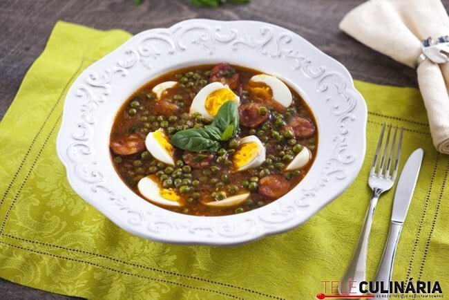 Ervilhas estufadas com chouriço e ovos